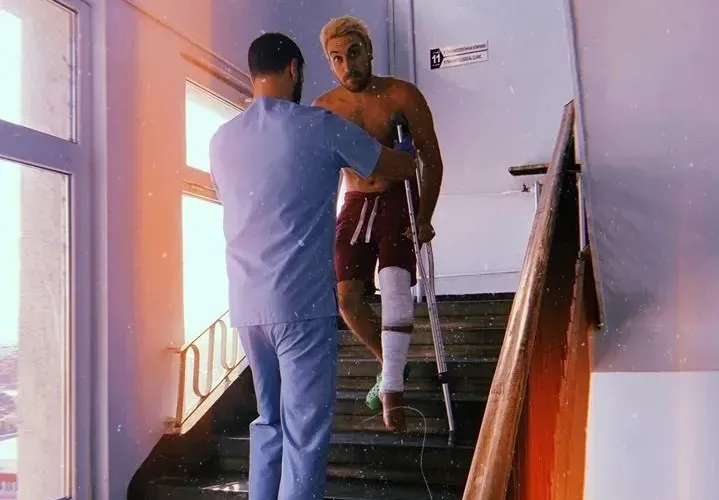 Бебо Халваджиян показва гипса