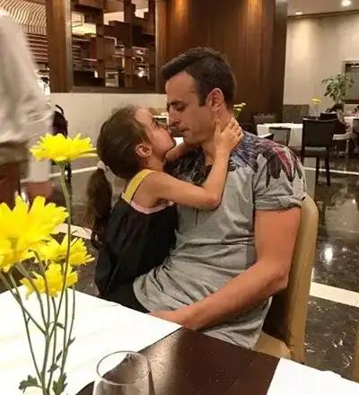 Бербатов брои 23 бона за образованието на Елиа