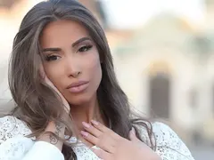 Бившата на брат Динев на вокални уроци при Етиен Леви (Ариа твърдо решена да пробие в бранша)