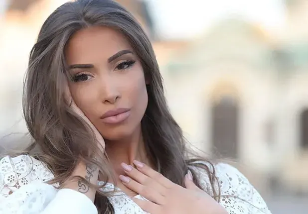Бившата на брат Динев на вокални уроци при Етиен Леви (Ариа твърдо решена да пробие в бранша)