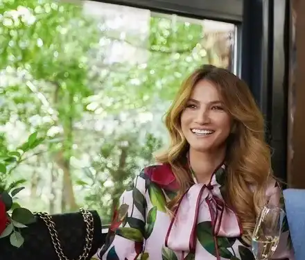 Бременната в шестия месец Зейнеб пие вино?