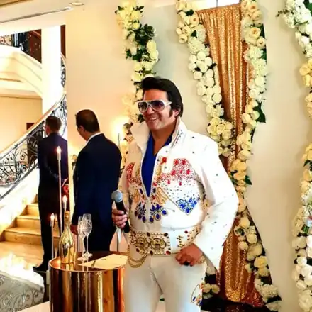 Цецо Елвиса стана сватбен агент, вози младоженците с розов  кадилак (СНИМКИ)