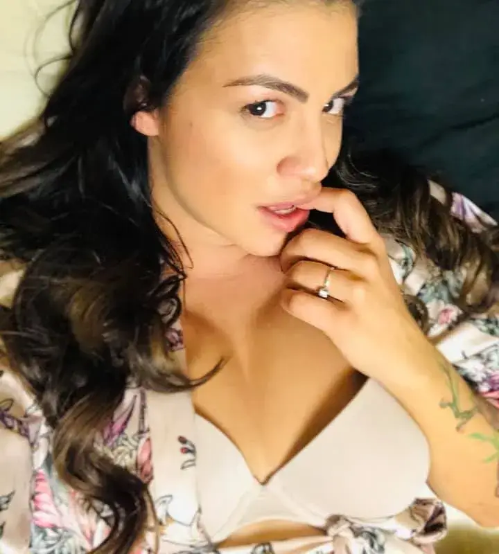 Деси Цонева е секси мамче