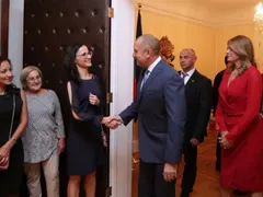 Деси Радева се фука с рокля за 2 бона в САЩ (Фото)