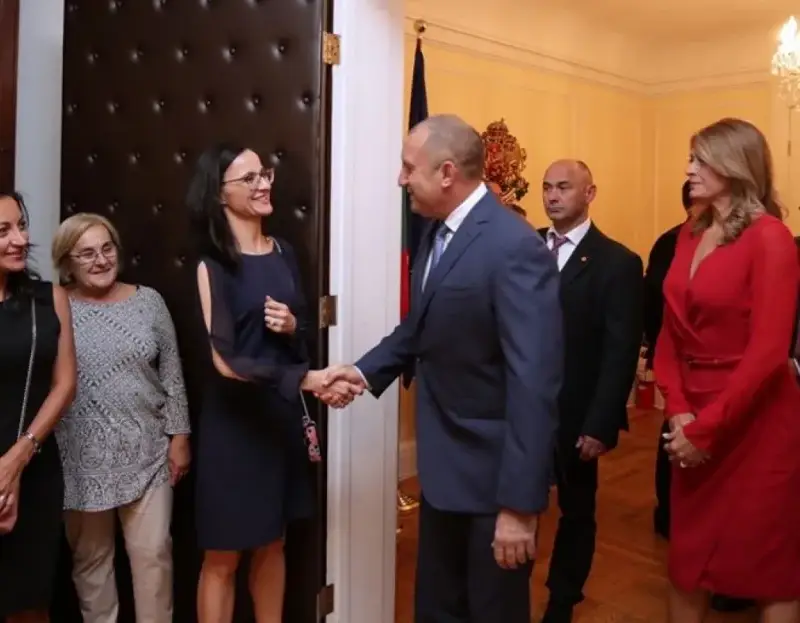 Деси Радева се фука с рокля за 2 бона в САЩ (Фото)