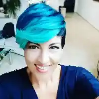 Деси Стоянова вече е със синя коса