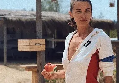 Диляна Попова се разхлажда с диня на плажа