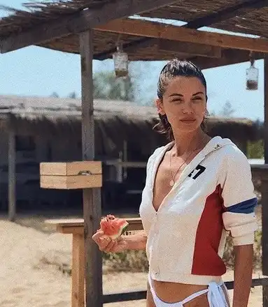 Диляна Попова се разхлажда с диня на плажа