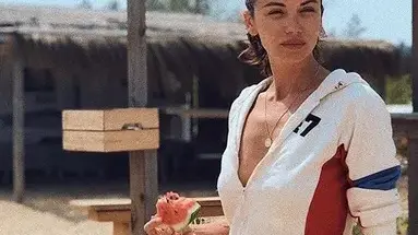 Диляна Попова се разхлажда с диня на плажа