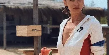 Диляна Попова се разхлажда с диня на плажа