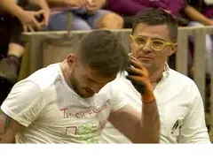 Дуелист си проси целувка от Андрей във „Фермата“