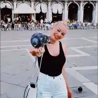 Емилия лови гълъби в Италия