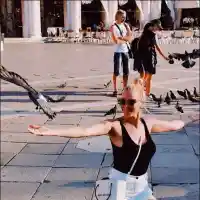 Емилия лови гълъби в Италия