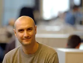 Емо Чолаков не сваля дрехите си дори на плажа