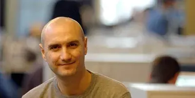 Емо Чолаков не сваля дрехите си дори на плажа