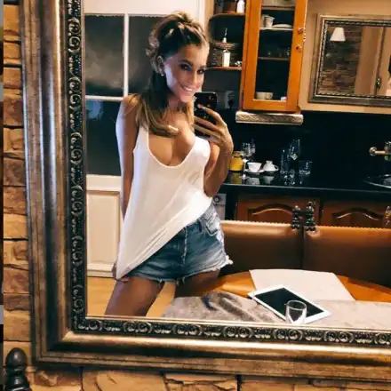 Есил Дюран показва прелести на 50 години