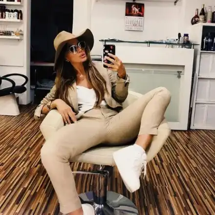 Есил Дюран се чекне мъжествено