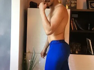 Ето го палавото гадже на културиста Тихомир от „Фермата“! Мускулягата безумно влюбен във влогъра Стамбини