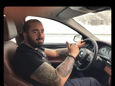 Фермерът Милиното се фука с баровски автопарк (Вижте бегачките по-долу)