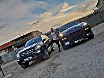 Фермерът Милиното се фука с баровски автопарк (Вижте бегачките по-долу)