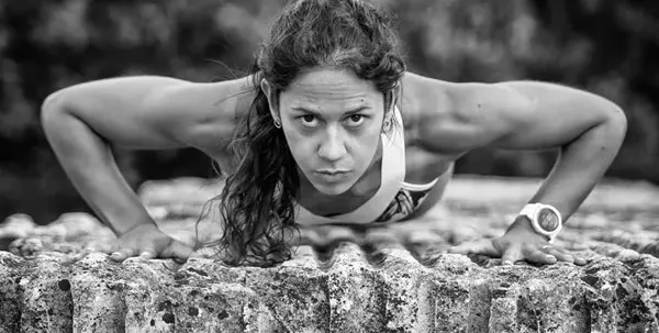 Футболна съпруга на левскар стана фитнес гуру