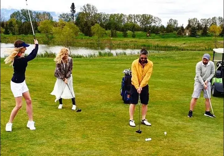 Гала се учи на голф