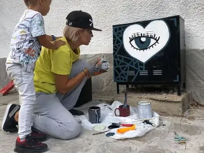 Ирина Тенчева рисува графити