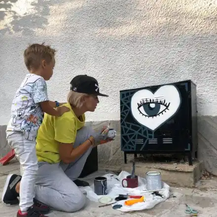 Ирина Тенчева рисува графити