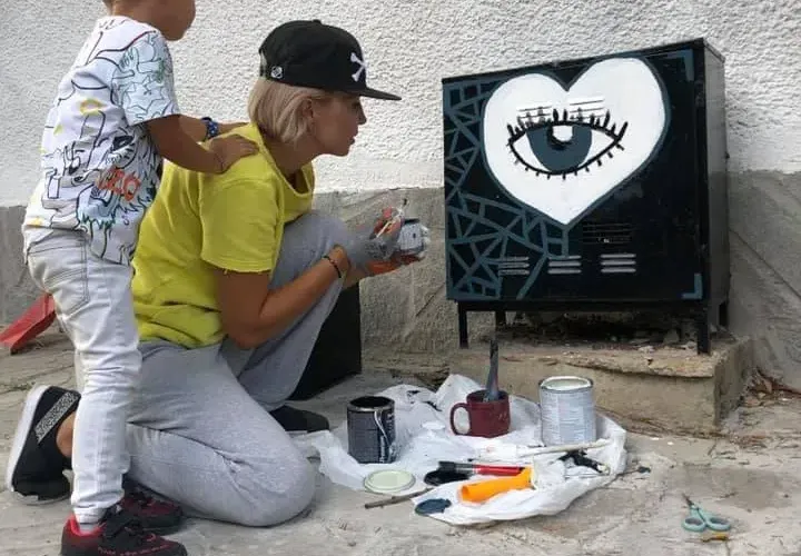 Ирина Тенчева рисува графити