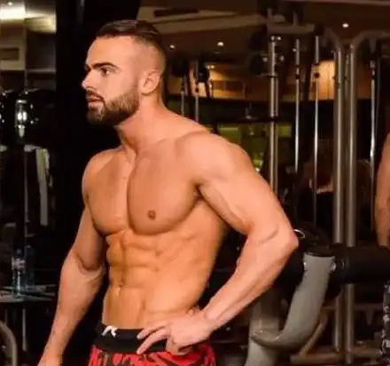 Излъган рекламодател пратил мутри на Ричард Величков? Фитнес инструкторът бил наясно кой го млати пред жилището му