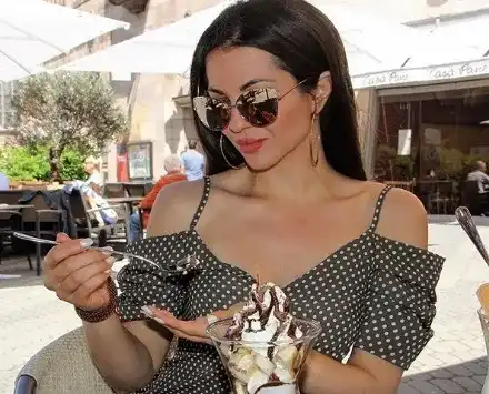 Жалка картинка! Райна остава сама на рождения си ден! Певицата без приятели и без любим, само брат й я търпи (Подробности)