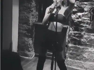 Кейт Бекинсейл куфее в столичен бар