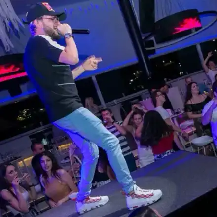 Криско носи платформи, за да се прави на висок