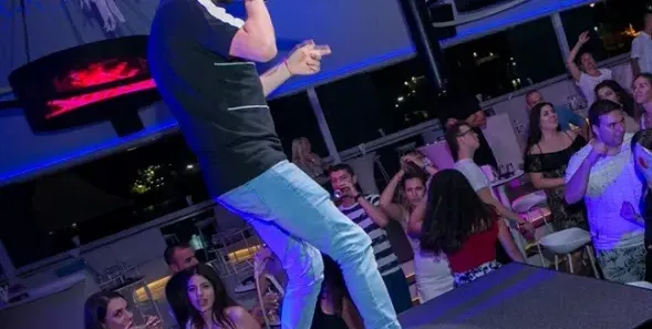 Криско носи платформи, за да се прави на висок