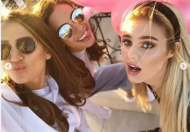 Кристин Илиева празнува рожден ден без Дивна! Моделът излъга, че е простила на певицата