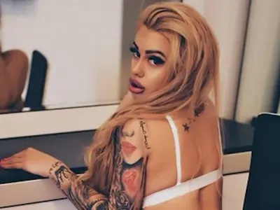 Кристин с огромните гърди показа напращяло дупе (Снимка в галерията)