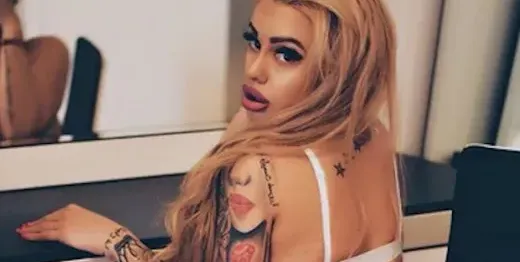 Кристин с огромните гърди показа напращяло дупе (Снимка в галерията)