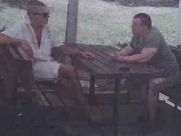 Крум Савов на празна маса с приятел