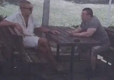 Крум Савов на празна маса с приятел