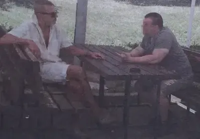 Крум Савов на празна маса с приятел