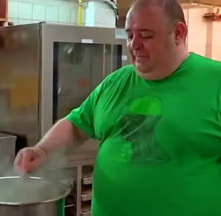 Любо Нейков бае на суджуците си, вече има и мандра