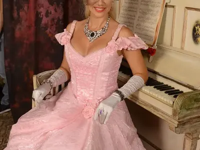 Лорд Минчев отсече: Тита и Папи в моден дуел, Фръц и кръц при Нелина, Преслава в пешеходна пътека за извънземни и…  още + СНИМКИ