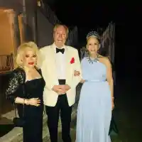 Лорд Минчев в акция: Шер е облякла „облаци с кюфтета“, Щерева потънала в модна досада, Киркоров достига Демис Русос и още + СНИМКИ