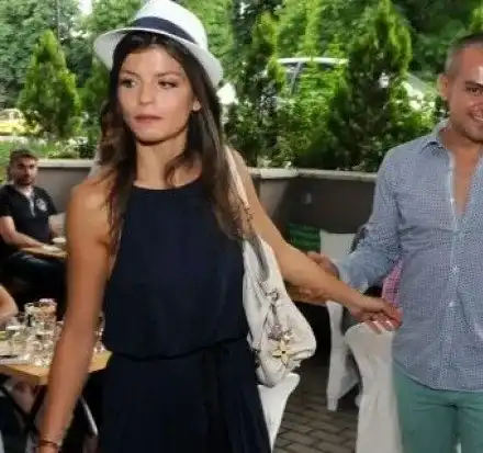 Мъжът на Славена Вътова не я поглежда (Юлиян Цолов отегчен от половинката си, дори не говори с нея)