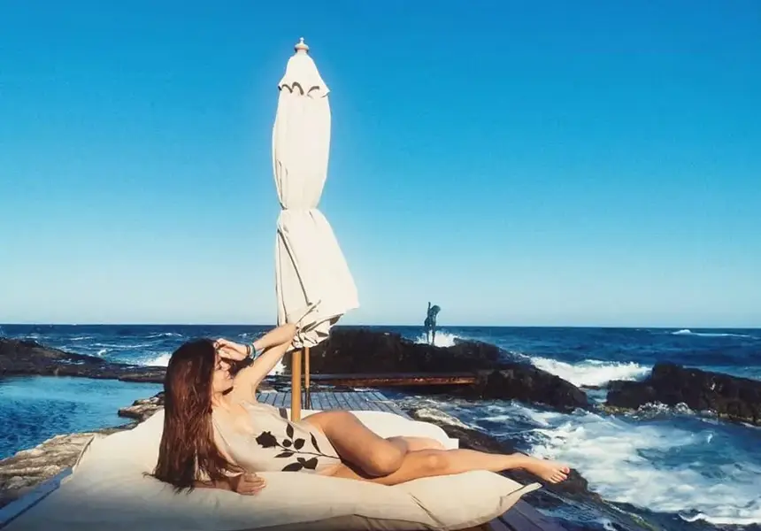 Михаела Филева снима на остров