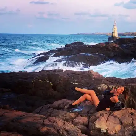 Мис Плеймейт се плацика без бански в морето