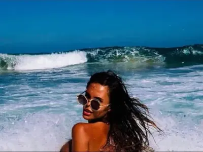 Мис Плеймейт се плацика без бански в морето