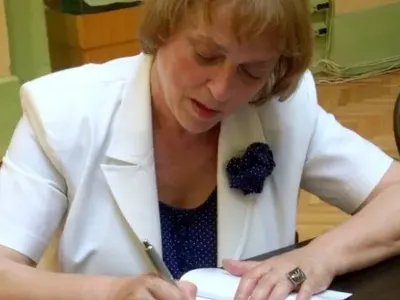 Надежда Захариева си счупи ръката докато бере къпини във Варна