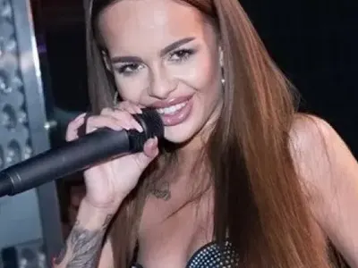 Не се спря! Сузанита пее по гащи пред загорели студенти (Снимки)