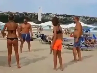 Ники Кънчев се заигра с яка футболистка! Ето какви ги вършат на плажа